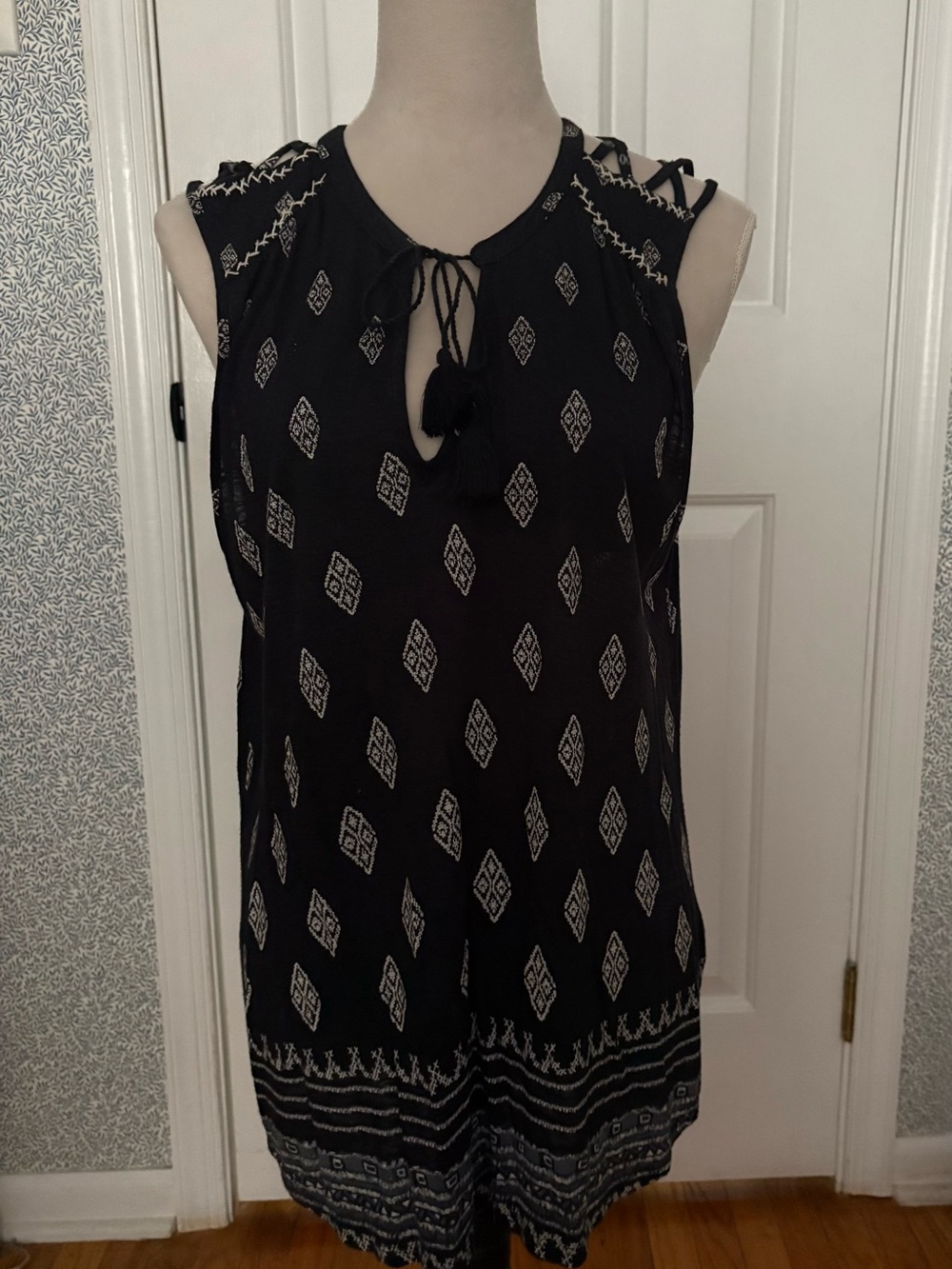 Lucky Brand Sleeveless Black Patterned Tie-Neck Women's Top